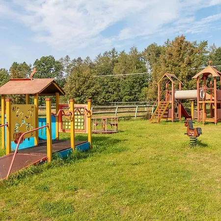 Farma Slunecny Dvur Apartmany A Family Stany Strecha Pod Strechou Hermanuv Mestec Exterior photo