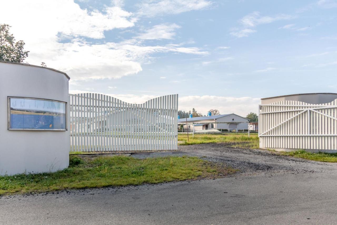 Farma Slunecny Dvur A Family Stany Strecha Pod Strechou 农家乐 *