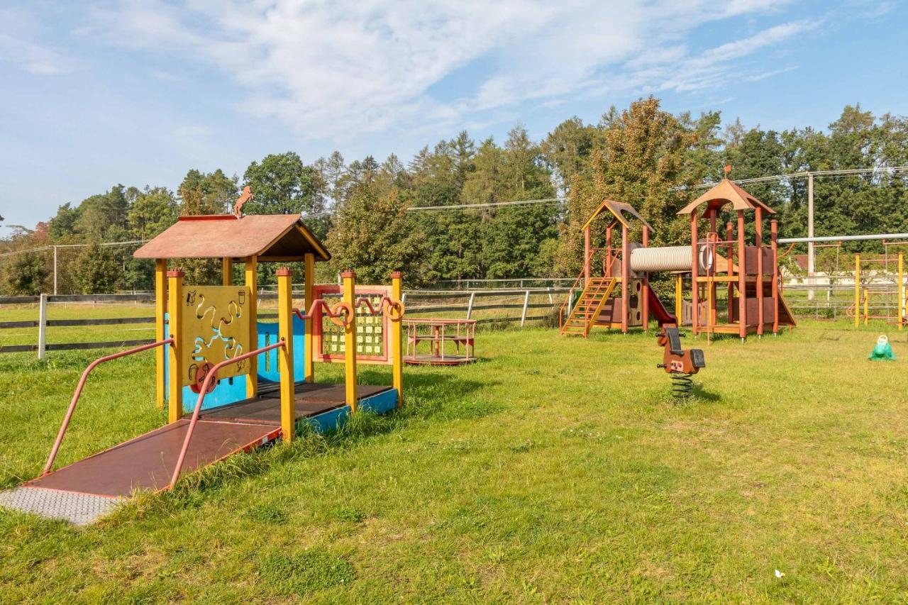 Farma Slunecny Dvur A Family Stany Strecha Pod Strechou