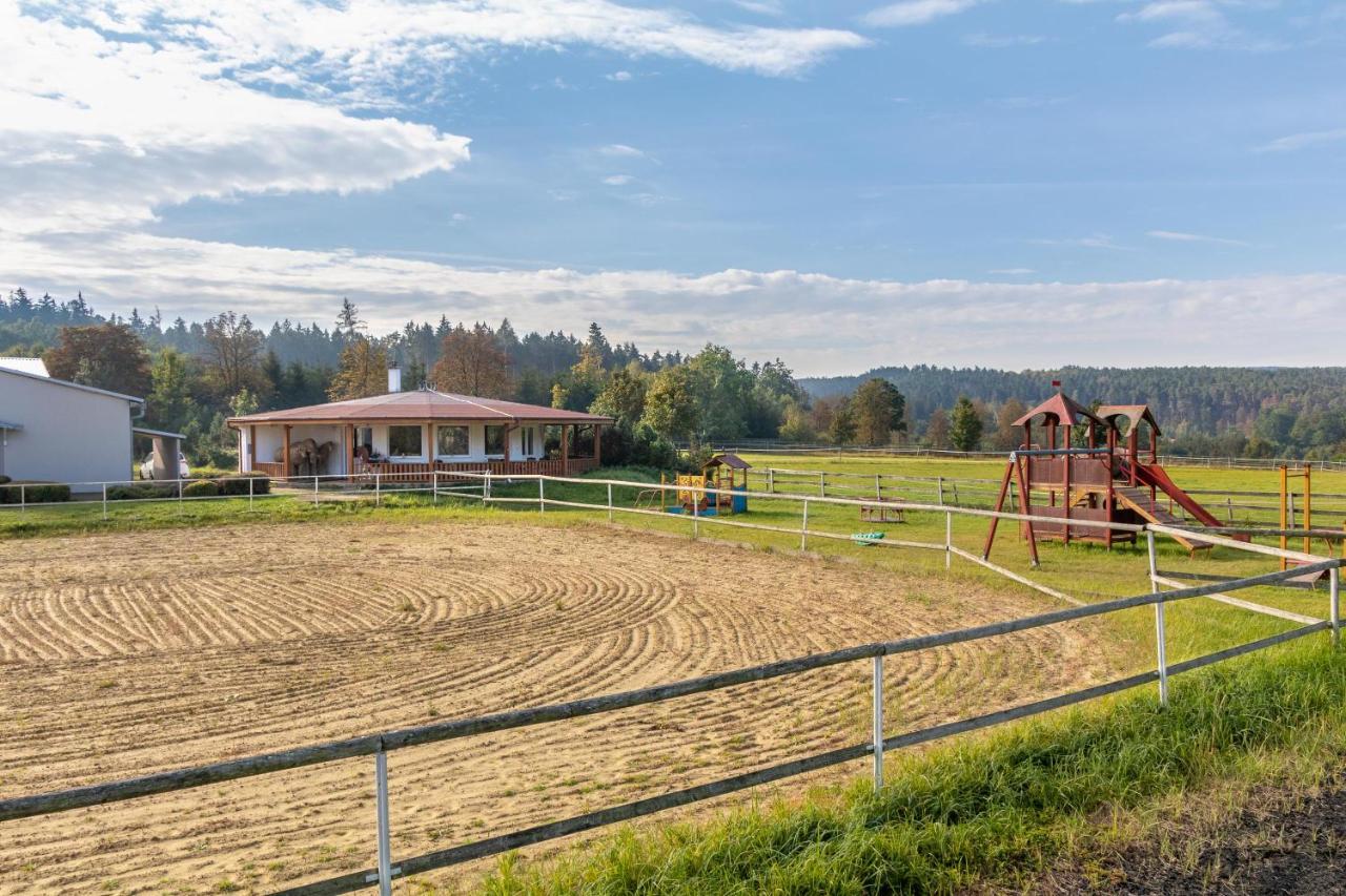 Farm stay Farma Slunecny Dvur A Family Stany Strecha Pod Strechou Hermanuv Mestec